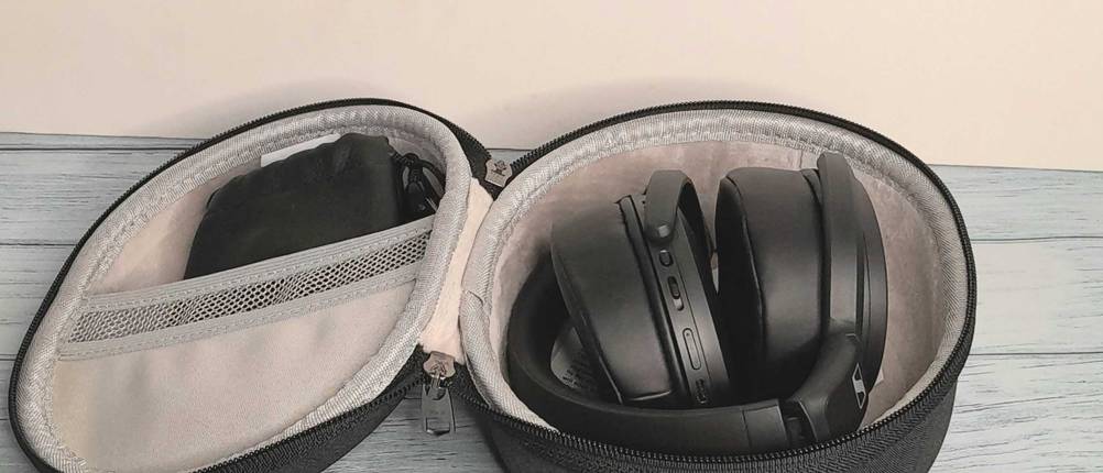 Noise-Cancelling-Kopfhörer im Test: Noise-Cancelling-Kopfhörer in einem geöffneteten Schutzcase