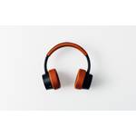 Noise-Cancelling-Kopfhörer-Test: orange-schwarz-farbener On-Ear-Kopfhörer vor weißem Hintergrund