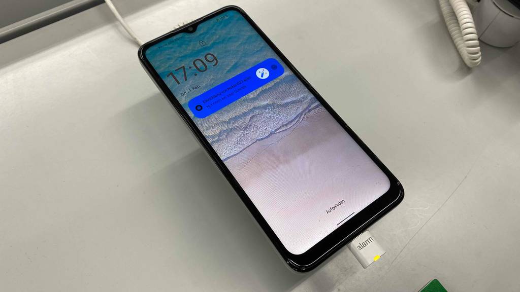 Ein Nokia Smartphone im Test zeigt die Uhrzeit an.