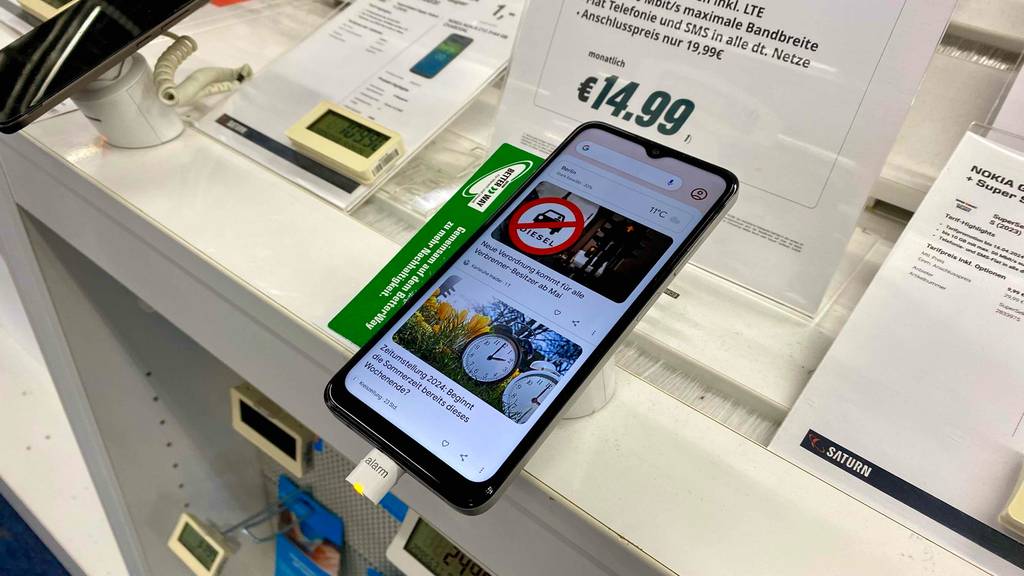 Ein Nokia Smartphone liegt eingeschaltet zum testen auf einem Verkaufstisch.