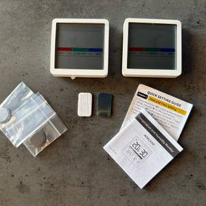 Der Lieferumfang vom Noklead NK5253-2 PACK liegt auf einem Tisch