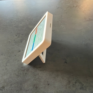 Das Noklead-Hygrometer steht auf einem Tisch