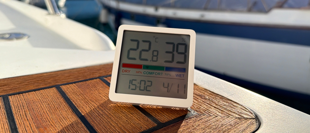 Das Noklead-Hygrometer steht auf einem Stück Holz