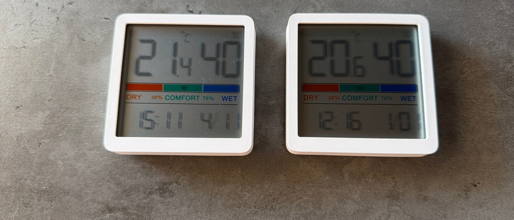 Die Noklead NK5253-2 PACK liegen nebeneinander auf einem Tisch