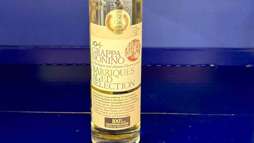 Nonino-Grappa getestet: Nahaufnahme des Labels der Flasche.