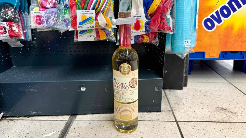 Nonino-Grappa getestet: Eine Flasche steht vor einem Regal auf dem Boden.