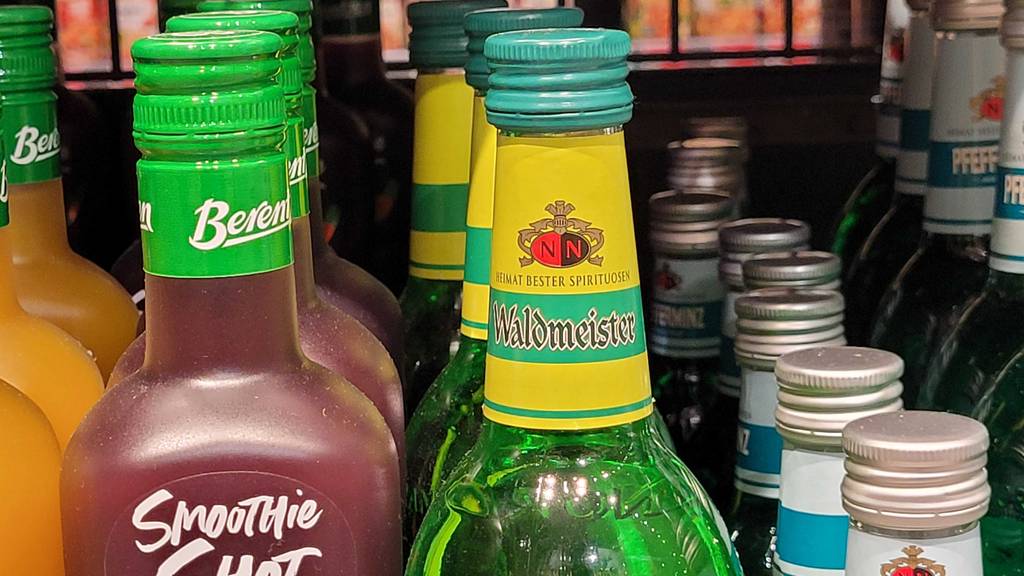 Detailansicht des Schraubverschlusses einer Flasche getesteter Waldmeisterlikör.