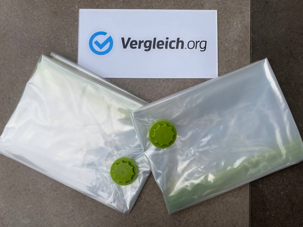 Zwei Vakuumbeutel mit grünem Verschluss. 