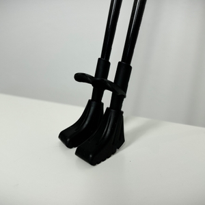 Zwei Alpidex-Nordic-Walking-Stöcke stehen aufrecht auf weißem Untergrund. Die Gummifüße zeigen ein strukturiertes Profil.