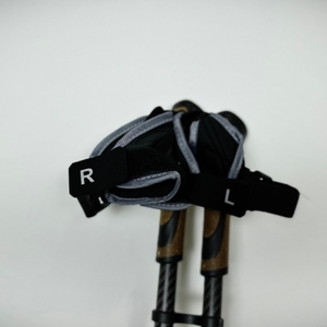 Zwei gepolsterte Schlaufen der Gipfelsport-Nordic-Walking-Stöcke sind mit 