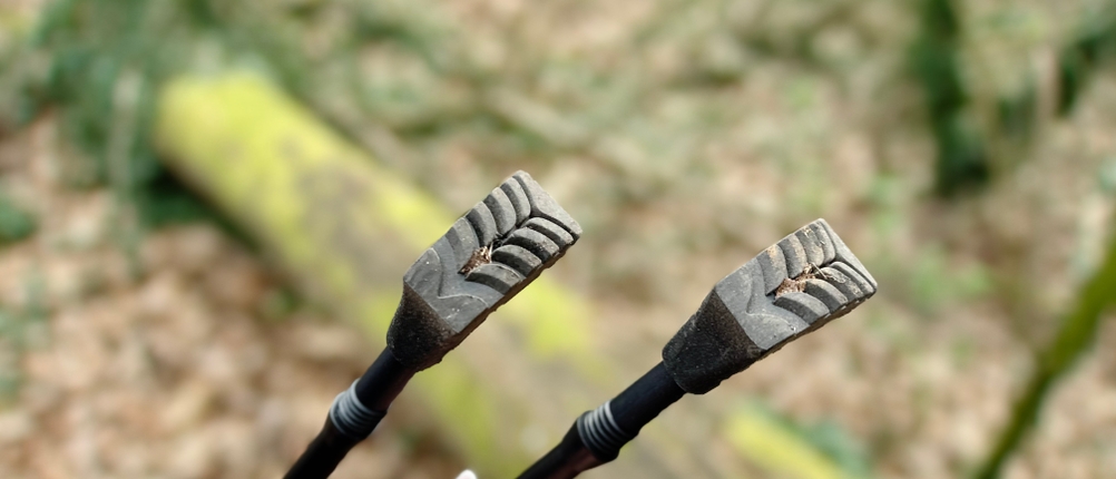 Zwei Gummipads an den Enden der Gipfelsport-Nordic-Walking-Stöcke. Das Profil zeigt leichte Gebrauchsspuren durch Nutzung auf unbefestigtem Boden.