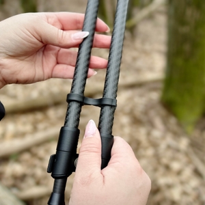 Ein Gipfelsport-Nordic-Walking-Stock wird per Drehmechanismus an der Markierung fixiert. Die Skala ist gut lesbar.