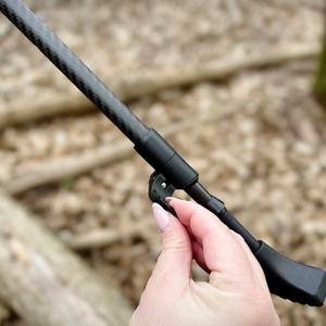 Eine Hand betätigt die Schnellverriegelung eines Gipfelsport-Nordic-Walking-Stocks. Der Verschlussclip ist geöffnet.