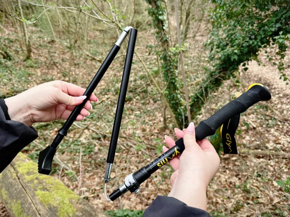 Ein Glymnis-Walking-Stock wird vollständig entfaltet. Die drei Segmente werden mit der Hand zusammengesetzt.