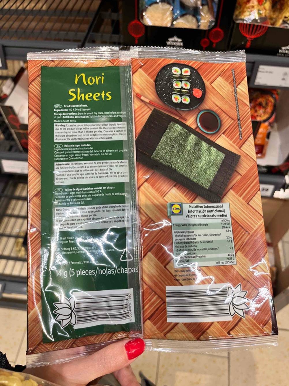 Rückseite von einer Packung getestete Nori-Blätter. 