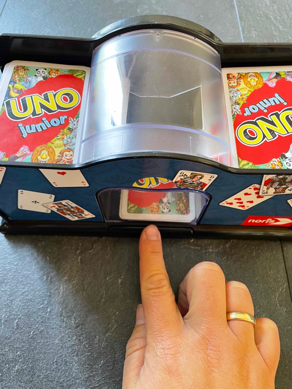 Eine Kartenmischmaschine hat UNO-Karten eingelegt.