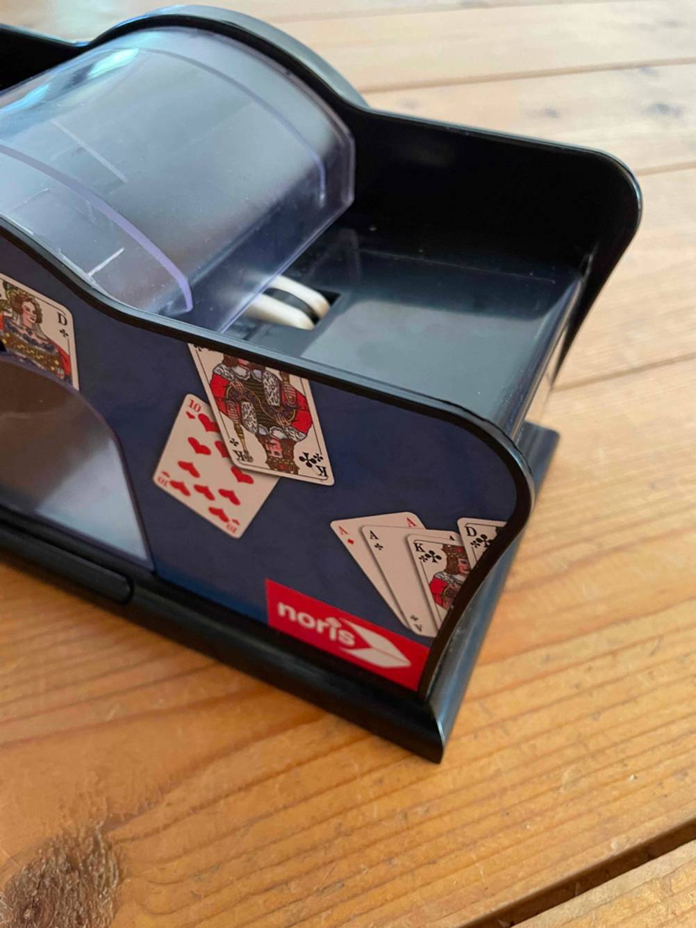 Closeup auf eine Kartenspielmaschine und die Ablage für die Karten.