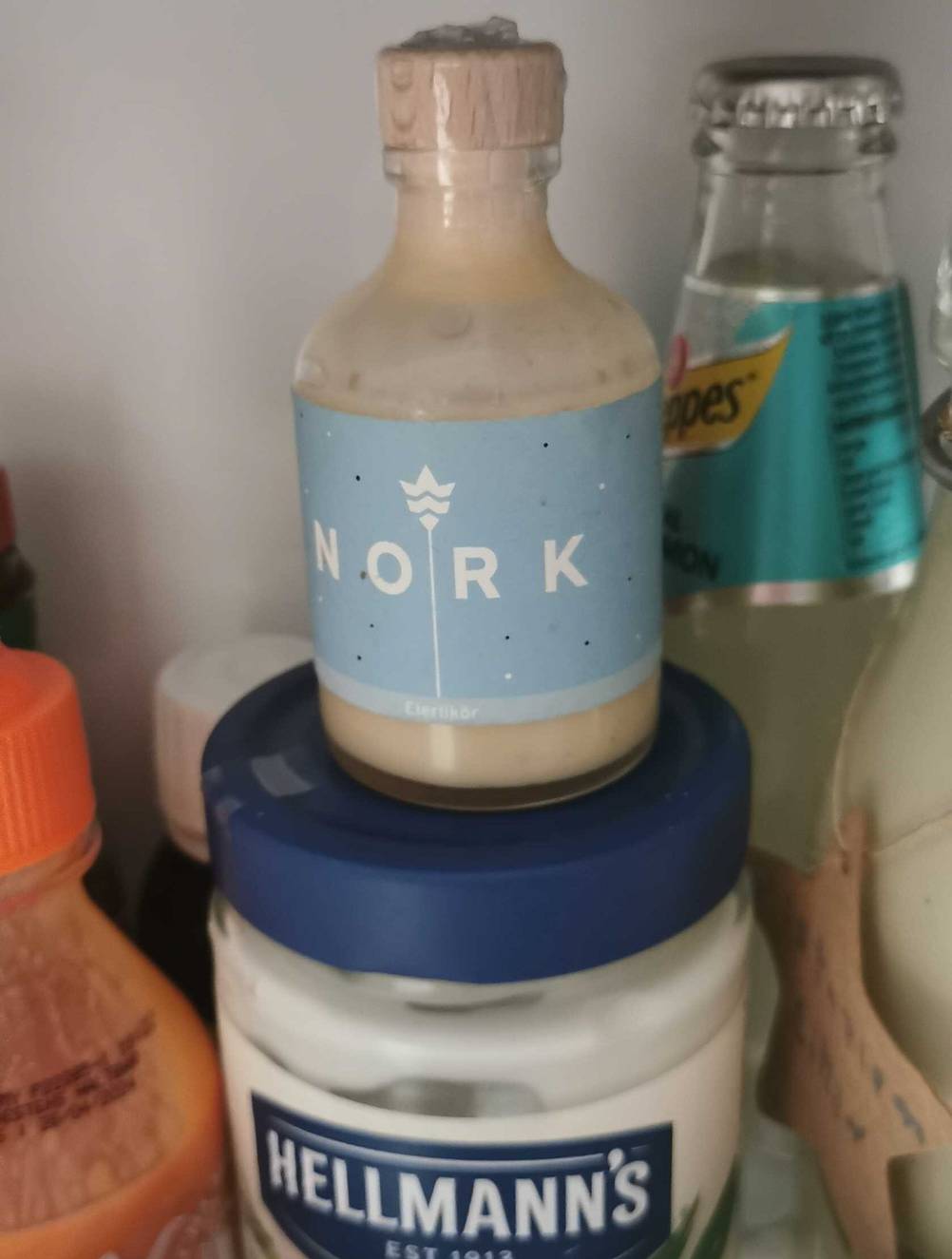 Eierlikör-Test: eine kleine Flasche Nork Eierlikör steht auf einem Schraubglas mit Mayonnaise.