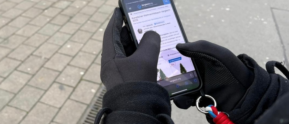 Damen-Handschuhe im Test: Smartphone wird mit Handschuhen bedient