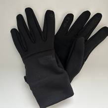 Damen-Handschuhe im Test: Schwarze Handschuhe auf weißem Untergrund.