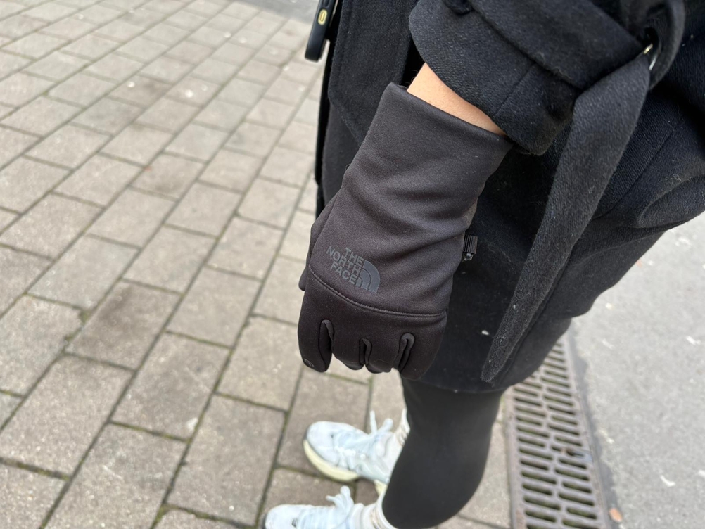 Damen-Handschuhe im Test: Frau trägt schwarzen Handschuh