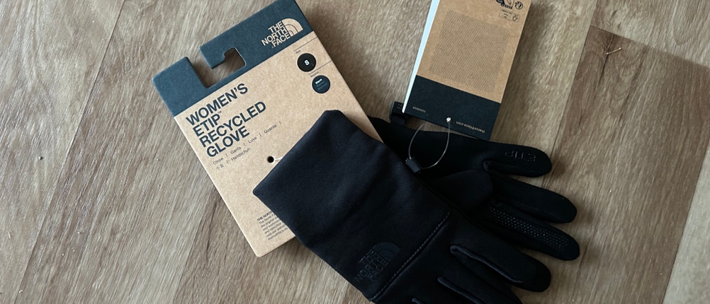 Damen-Handschuhe im Test: Schwarze Handschuhe liegen auf dem Boden