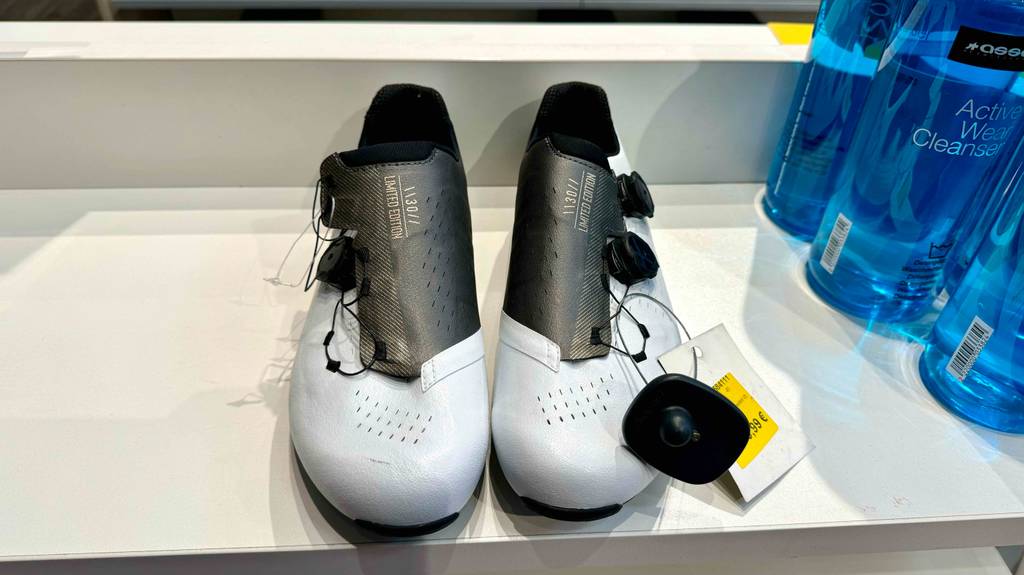 Fahrradschuhe-Herren-Test: Ein Limited-Edition-Modell der Marke Northwave steht auf einem weißen Regal.