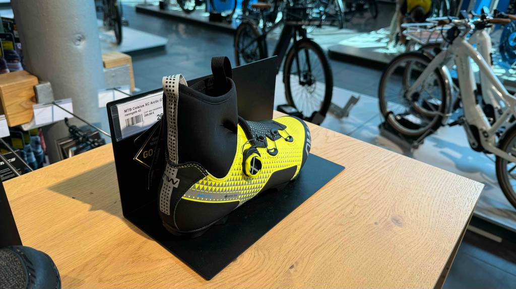 Fahrradschuhe Winter-Test: Blick auf die Rückseite eines Schuhs, der auf einem Regal steht.