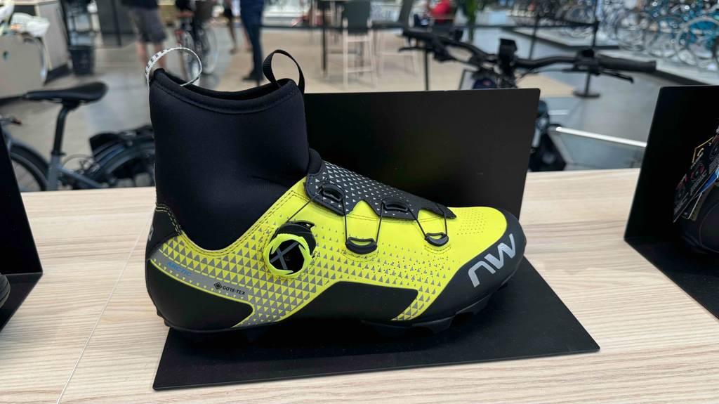 Fahrradschuhe Winter im Test: Seitenansicht eines Schuhs von der Nähe.