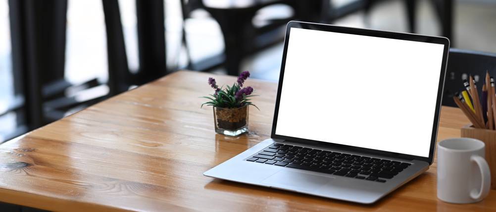Windows-10-Laptops im Test: aufgeklappter Windows 10 Laptop auf einem Tisch