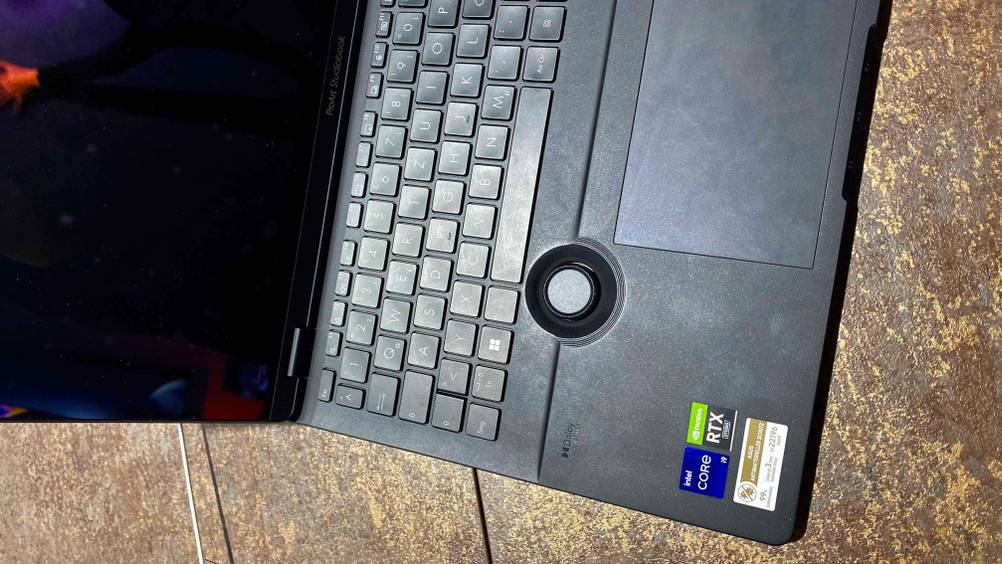 Notebook mit Touchscreen getestet: Nahaufnahme Bedienelemente.