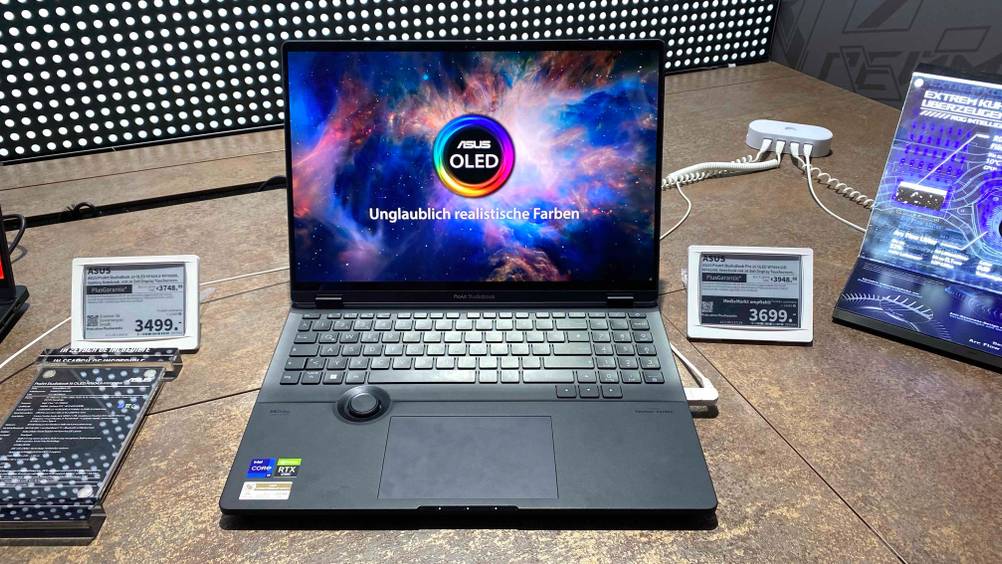 Ein getestetes Notebook mit Touchscreen von vorne in einer Verkaufsausstellung mit Preisangaben.