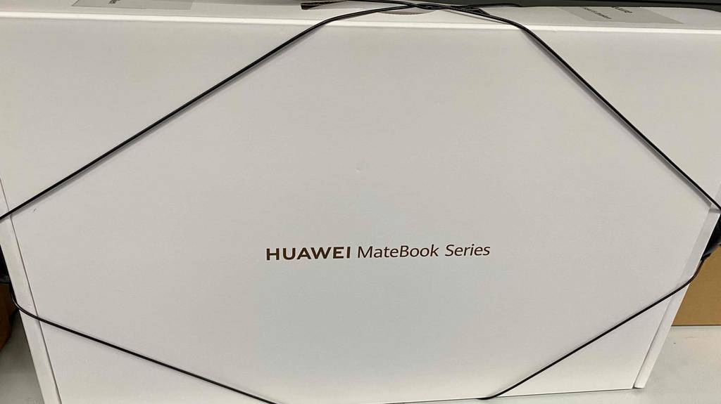 Verpackung von einem getesteten Notebook in der Größe 14 Zoll.