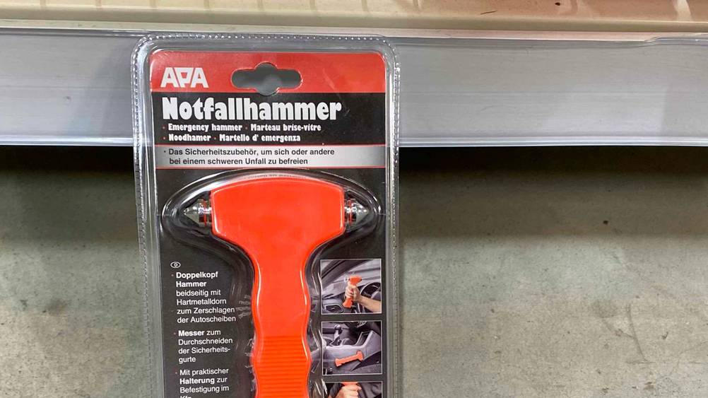Notfallhammer getestet: Nahaufnahme der Vorderseite der transparenten Verpackung mit Artikelbezeichnung.