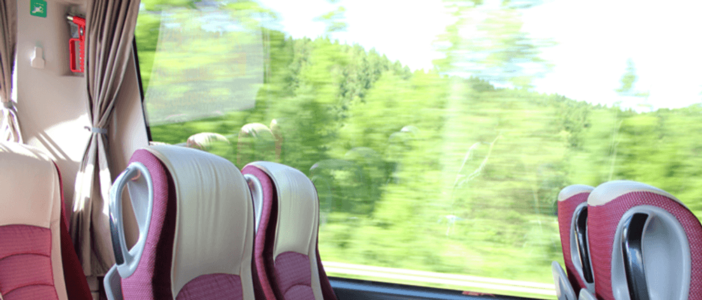 Notfallhammer im Test: Ein roter Notfallhammer hängt in einem Bus.