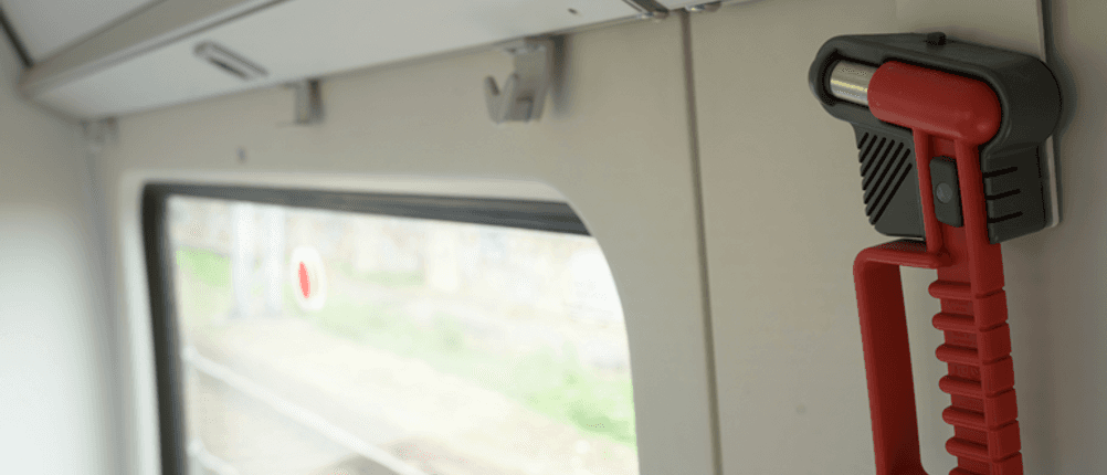 Notfallhammer im Test: Ein roter Notfallhammer hängt in einer Vorrichtung.