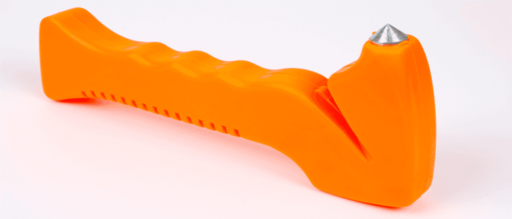 Notfallhammer im Test: Ein orangener Notfallhammer wird in Nahaufnahme gezeigt.