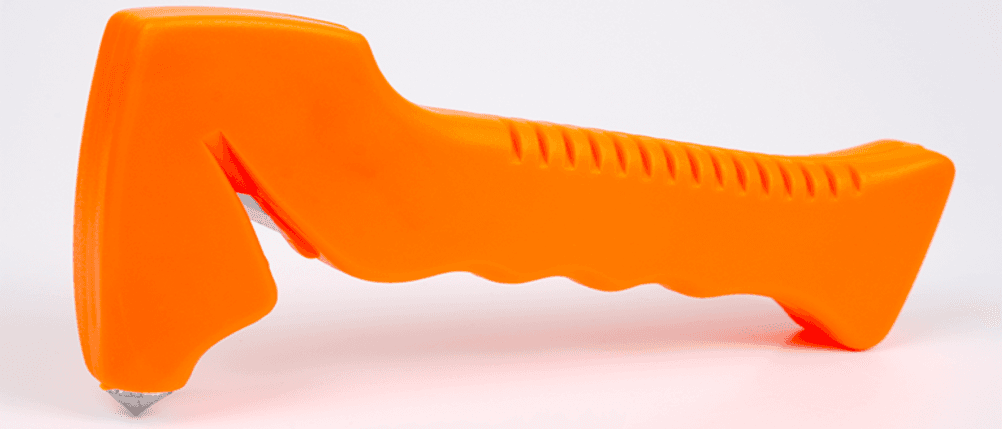 Notfallhammer im Test: Ein orangener Notfallhammer wird in Nahaufnahme gezeigt.