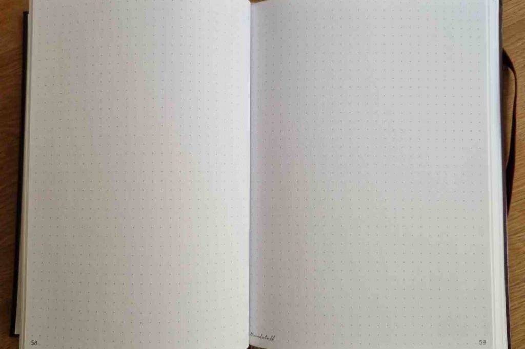 Geöffnetes Notizbuch im Test.