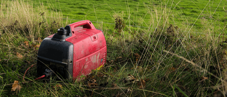 Notstromaggregat zur Versorgung eines Weidezaunes auf einer Wiese