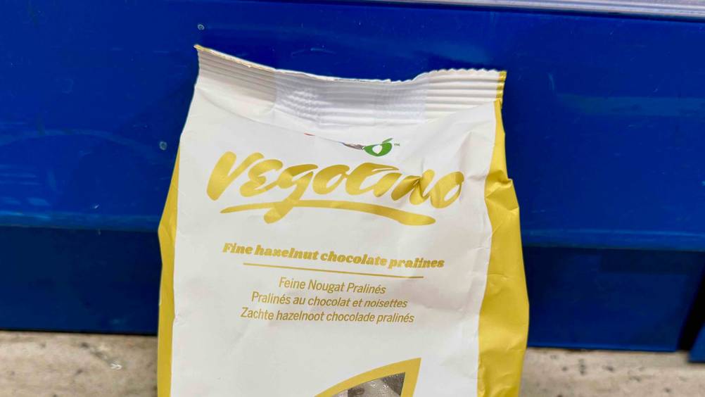 Nougat-Pralinen getestet: Nahaufnahme der Verpackung mit Logo und Artikelbezeichnung.