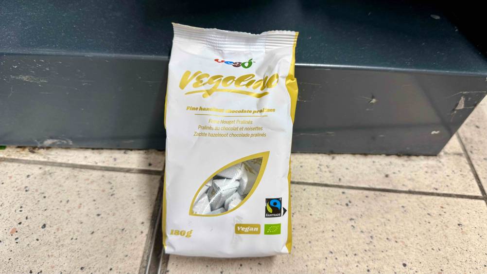 Die getesteten Nougat-Pralinen vor einem grauen Sockel auf dem Boden stehend.