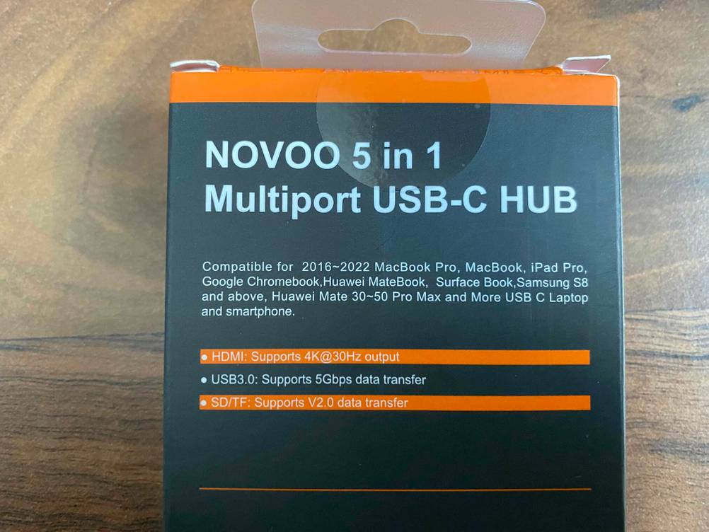 Getestet: Nahaufnahme der Rückseite der Originalverpackung des USB-C-Hubs.