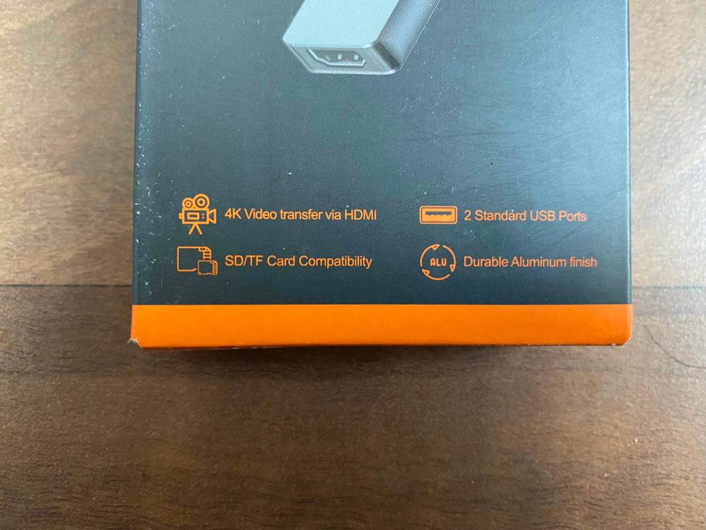 USB-C-Hub getestet: Nahaufnahme der Infografiken auf der Vorderseite der Originalverpackung.