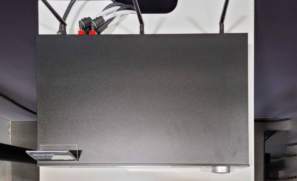 Im Test: Ein Stereo-Verstärker von nuConnect ampXL von oben betrachtet.