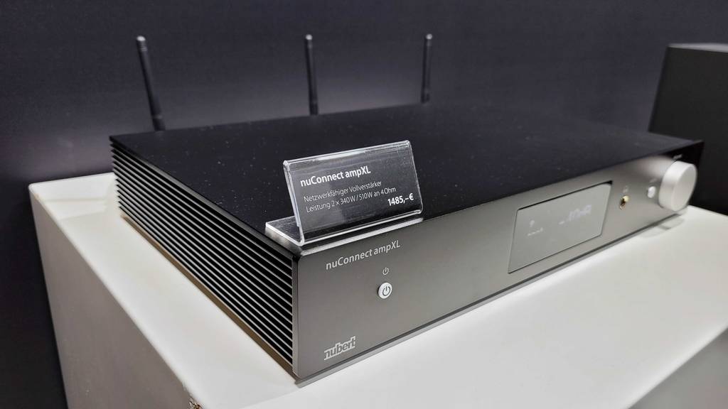Im Test: Ein Stereo-Verstärker von nuConnect ampXL steht auf einem weißen Verkaufssockel.