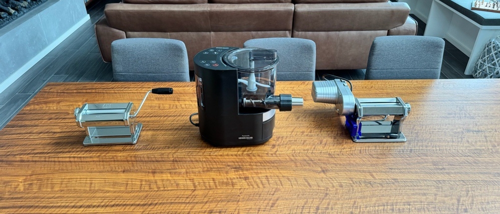 Drei Nudelmaschinen stehen nebeneinander auf einem Tisch