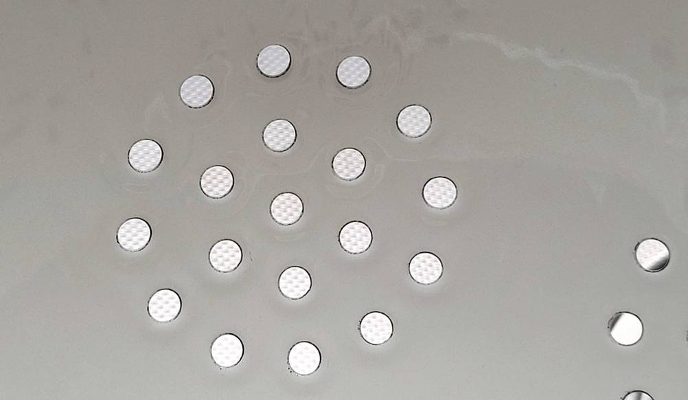 Getestet: Detailaufnahme der Löcher in einem Nudelsieb.