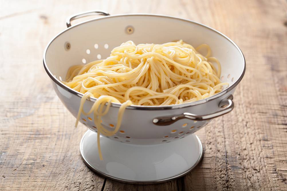 gekochte Spaghetti in einem Sieb