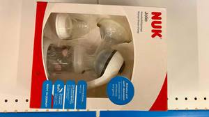 Nahaufnahme einer Verpackung inklusive Sichtfenster mit einer NUK Milchpumpe im Test.
